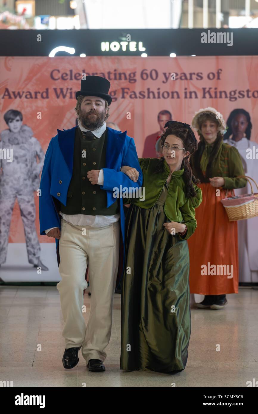 Londra, Regno Unito, 17 settembre 2025, i suoi 200 anni dall'apertura della stazione ferroviaria di Waterloo e per celebrare la stazione di Waterloo si trasforma in una passerella di moda. Dal 1820 ai giorni nostri, Andrew Lalchan Photography/Alamy Live News Foto Stock