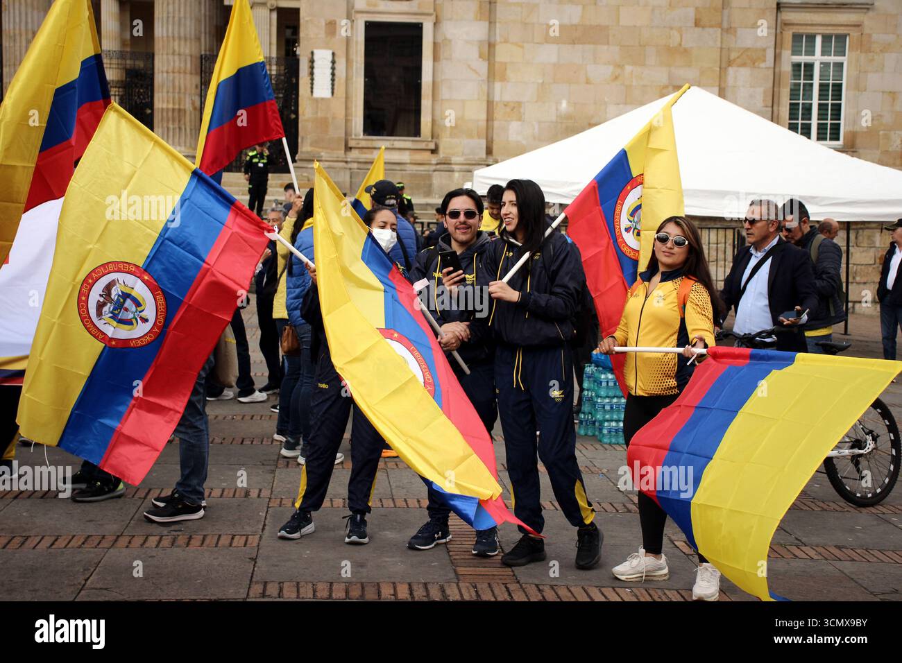 Bogotà, Colombia. 1 settembre 2025. Atleti e atleti paralimpici dimostrano con segni e canti contro una deduzione del 70% nel bilancio 2026 per il Ministero dello Sport, nella Plaza de Bolivar di Bogotà il 1° settembre 2025. Foto di: Jorge Londono/Long Visual Press credito: Long Visual Press/Alamy Live News Foto Stock