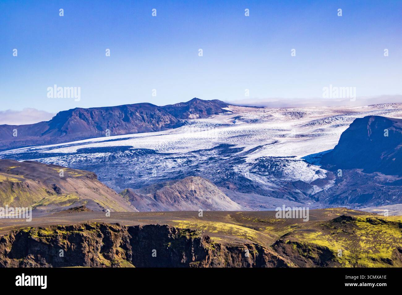 Il ghiacciaio scorre sotto il cielo blu a Markarfljotsglyjufur, Islanda Foto Stock