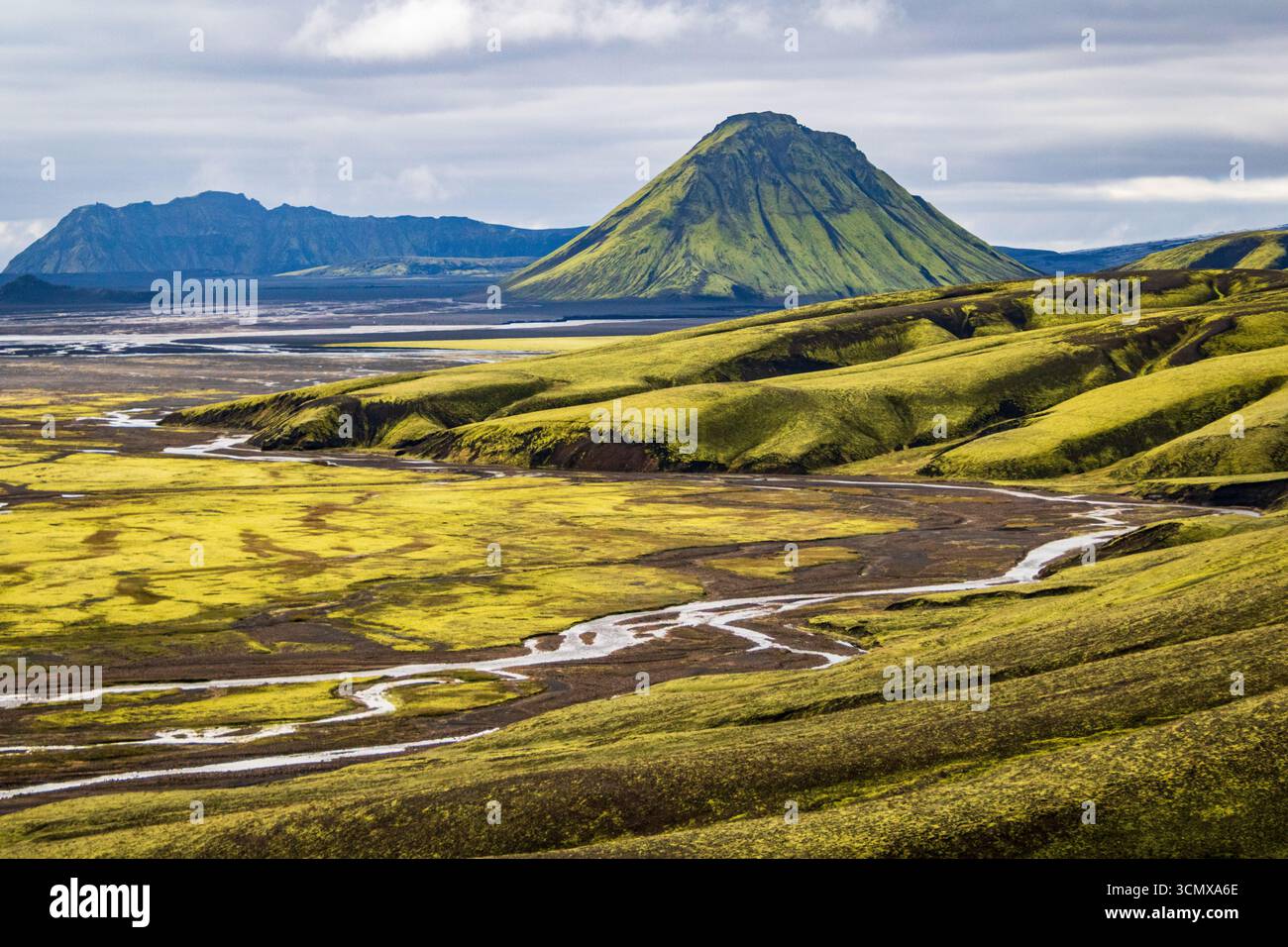 Vulcano Maelifell che guarda attraverso la valle del fiume Foto Stock