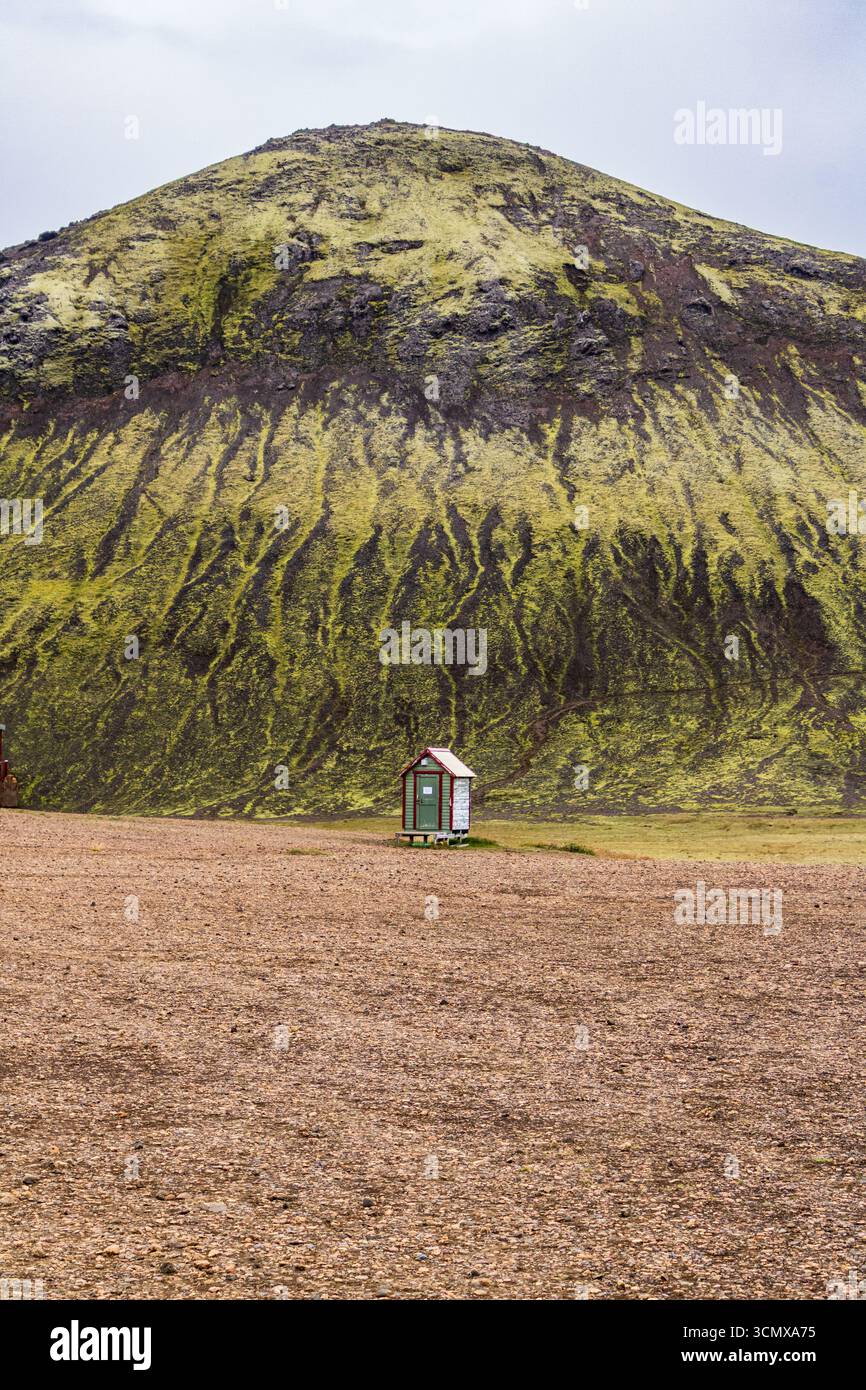 Rifugio toilette ad Alftavatn, Islanda, in un'atmosfera di verde montagna vulcanica Foto Stock