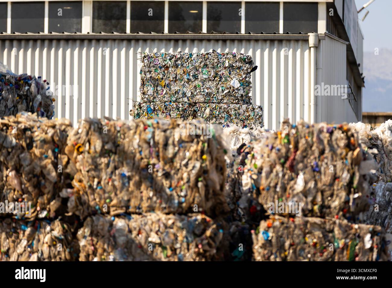 Un impianto di smistamento dei rifiuti, noto anche come impianto di recupero dei materiali (MRF) o centro di riciclaggio, è un impianto specializzato che riceve e separa mi Foto Stock