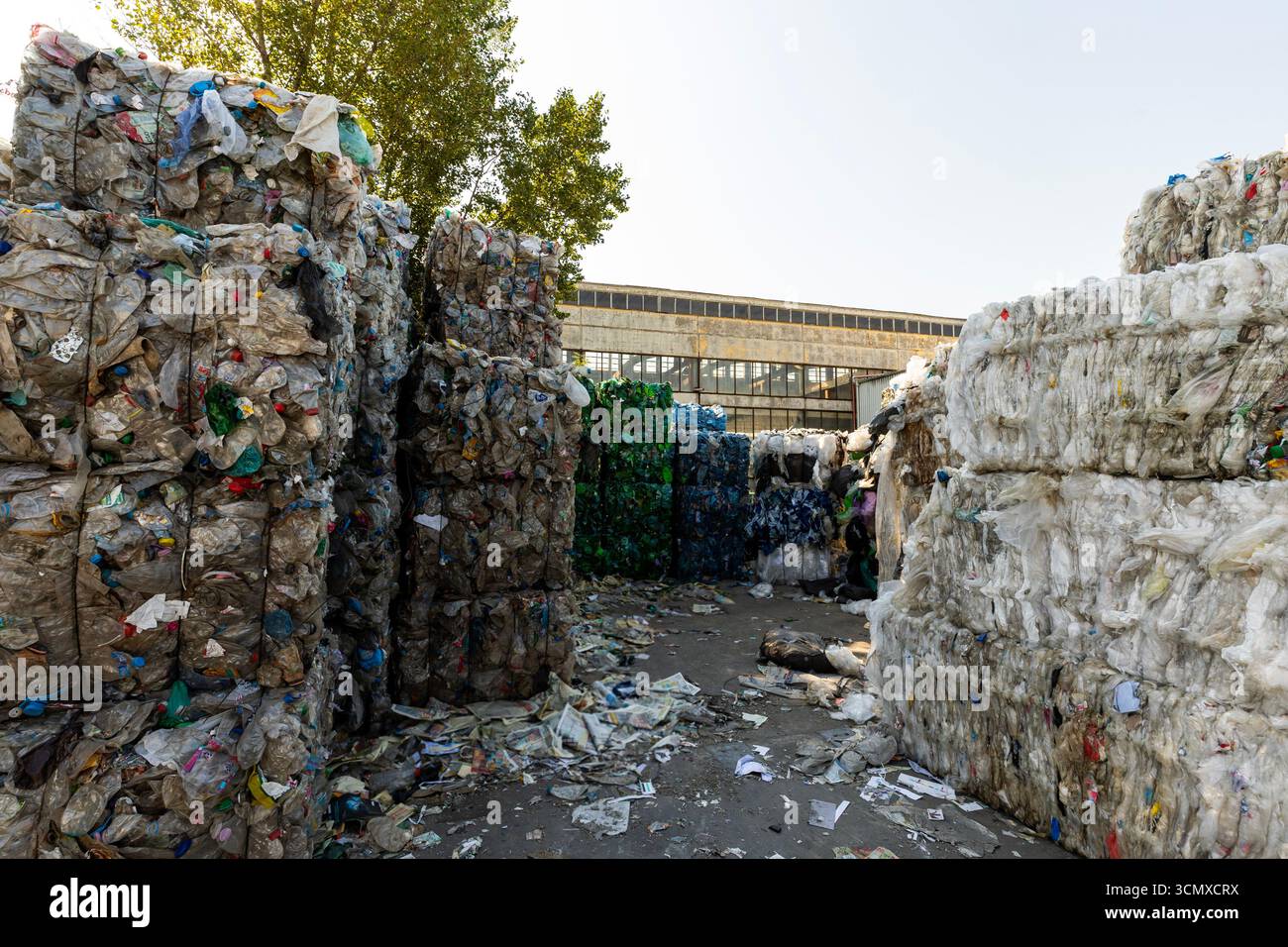 Un impianto di smistamento dei rifiuti, noto anche come impianto di recupero dei materiali (MRF) o centro di riciclaggio, è un impianto specializzato che riceve e separa mi Foto Stock