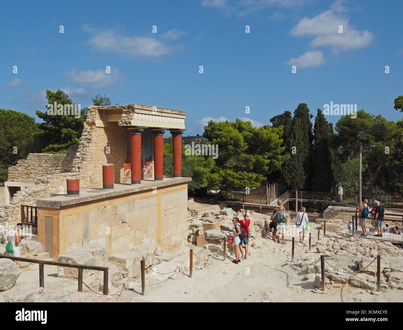Turisti che visitano le famose rovine del palazzo minoico di Cnosso vicino a Heraklion a Creta, in Grecia Foto Stock