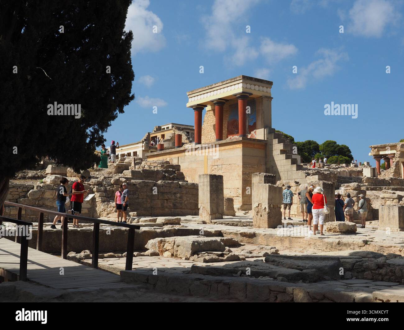 Turisti che visitano le famose rovine del palazzo minoico di Cnosso vicino a Heraklion a Creta, in Grecia Foto Stock
