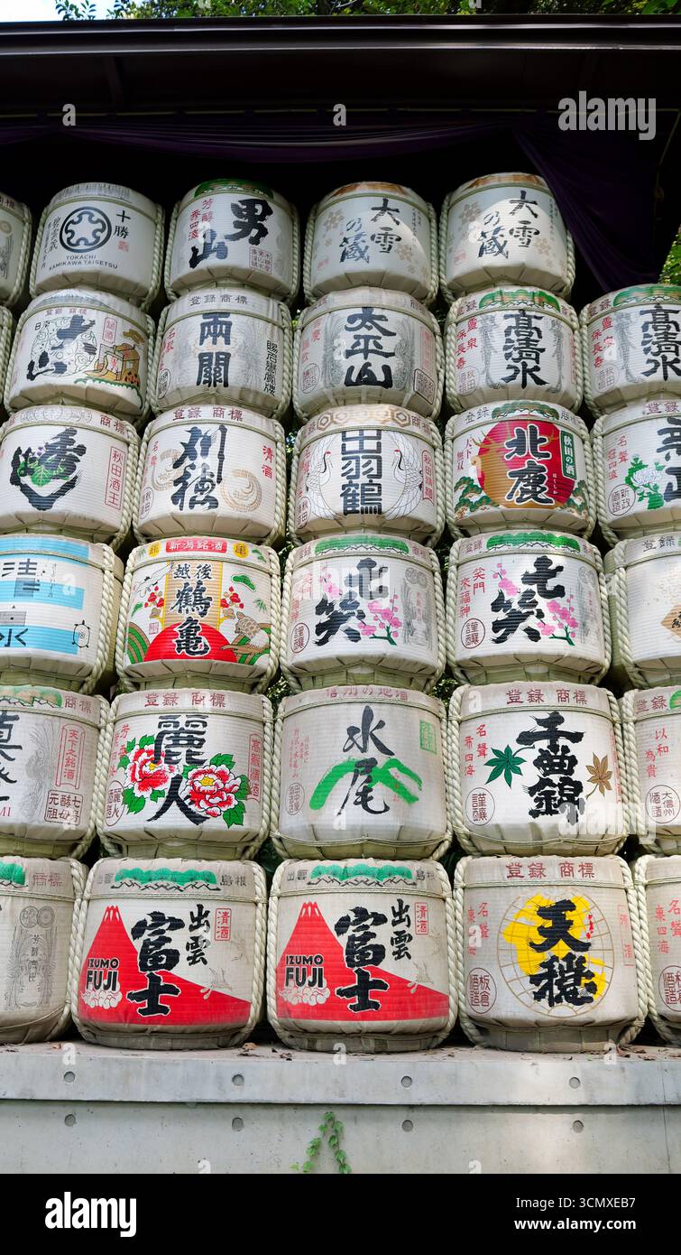 Vista verticale delle botti di sake sulla strada per il tempio Meiji a Tokyo, Giappone Foto Stock