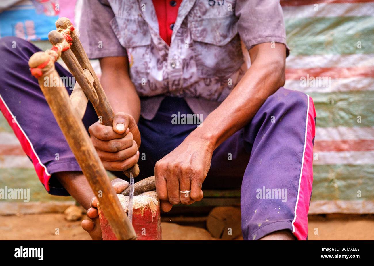 Artigiani malgasci al lavoro, Madagascar Foto Stock