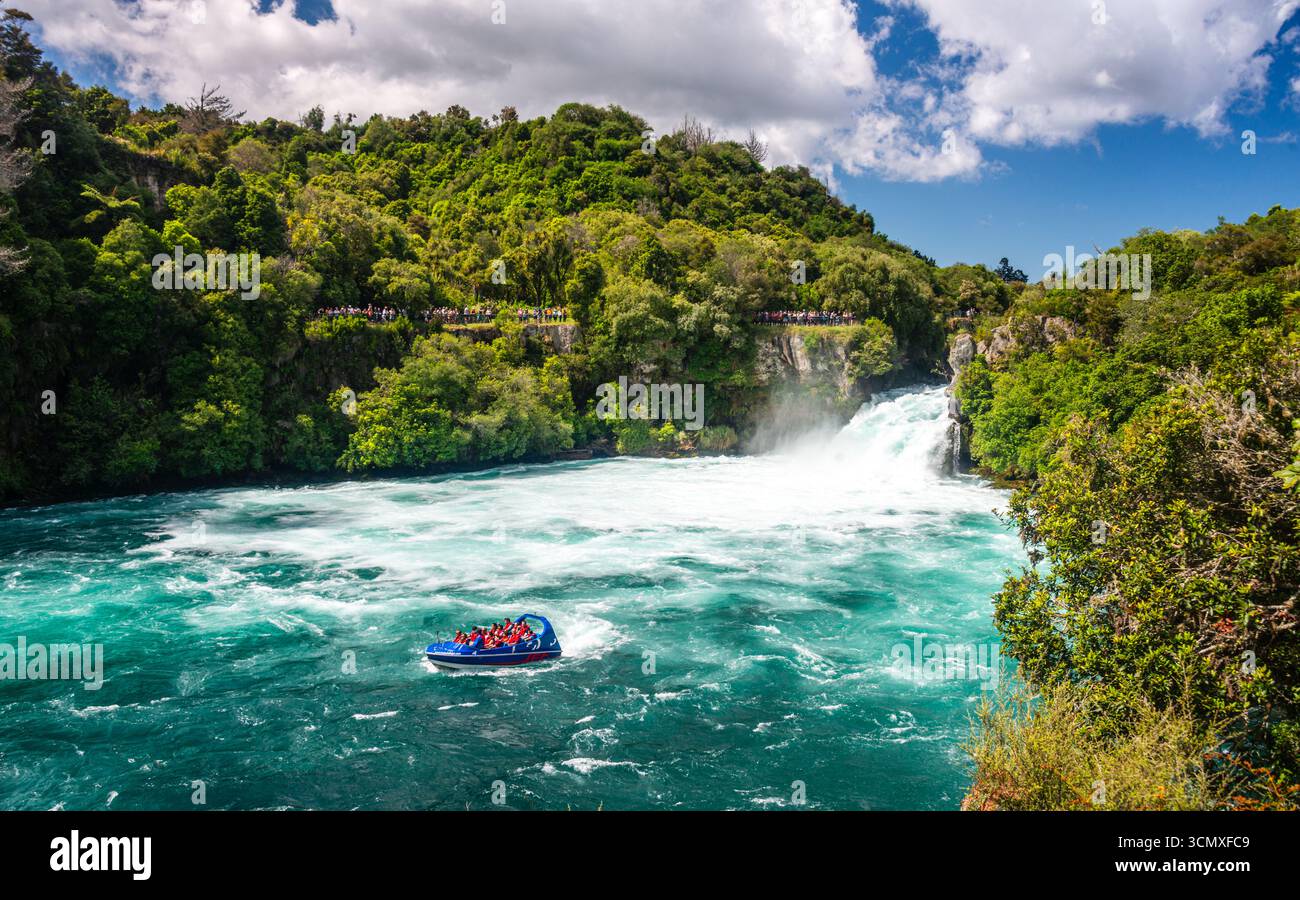 Le cascate Huka si trovano vicino al lago Taupo, dove è possibile praticare rafting sulle rapide in motoscafo presso la cascata del fiume Waikato, nuova Zelanda Foto Stock