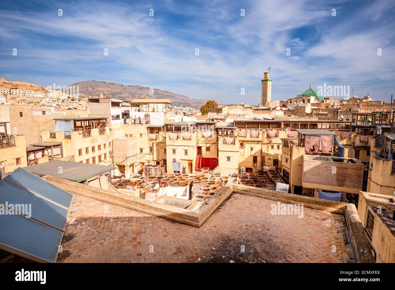 Vista iconica della conceria Chouara circondata da antichi edifici e minareti a FES, Marocco Foto Stock