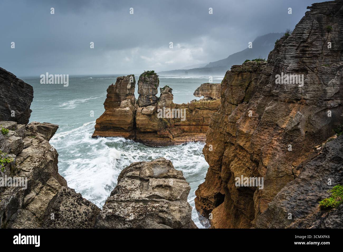 Spettacolari guglie rocciose e onde che si infrangono a Pancake Rocks, Punakaiki, Parco Nazionale di Paparoa, Costa Occidentale, nuova Zelanda Foto Stock