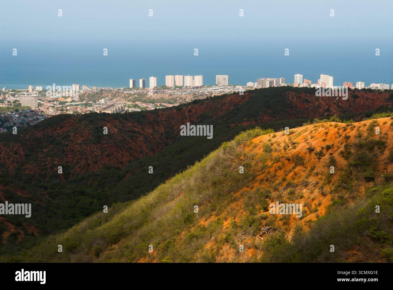 Colline tra l'aeroporto di Caracas-Simon Bolivar e Caracas, Repubblica bolivariana del Venezuela, Sud America Foto Stock