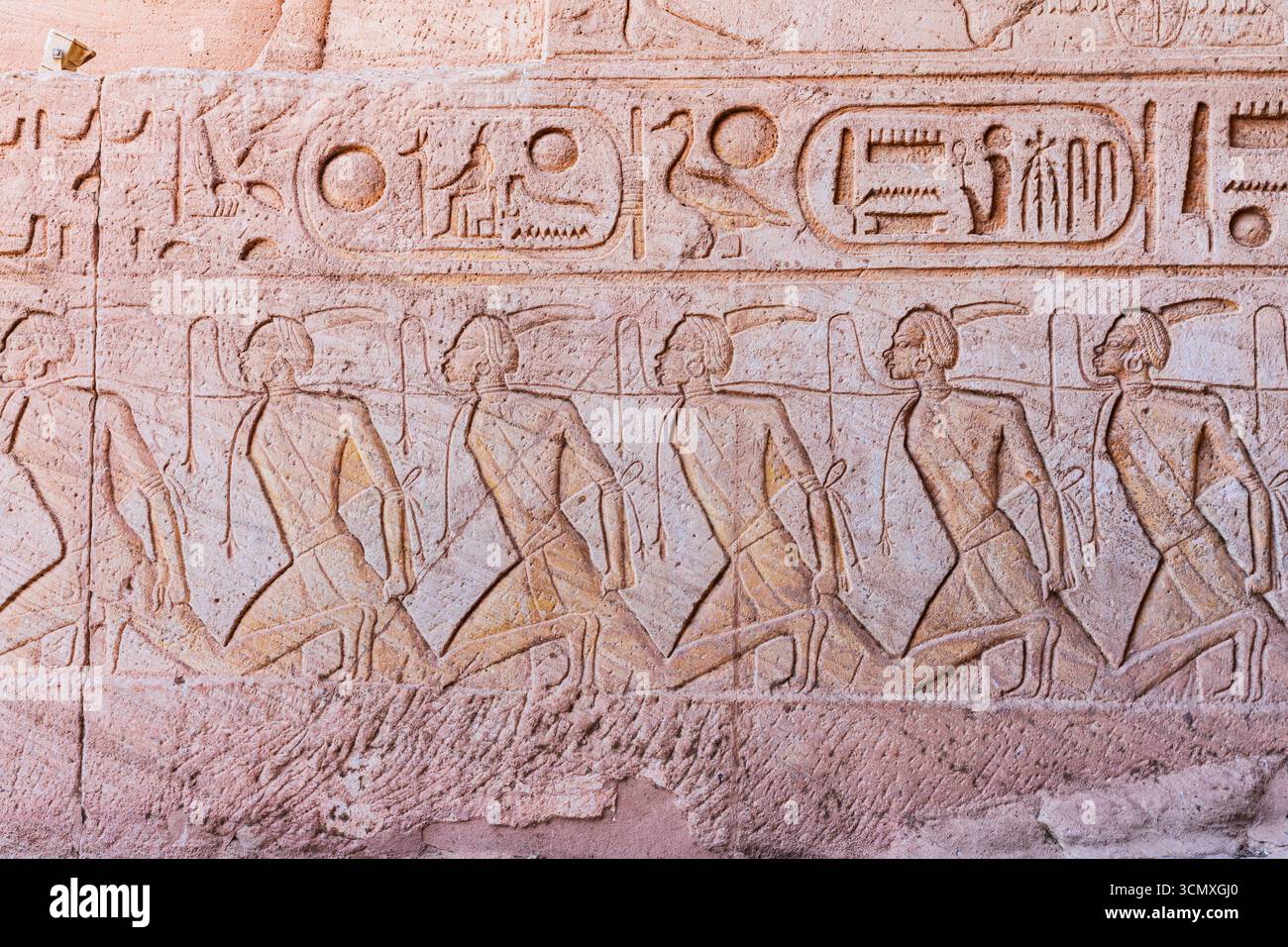 Bassorilievi egizi antichi, grande Tempio di Ramsete II, Abu Simbel, Assuan, Egitto Foto Stock