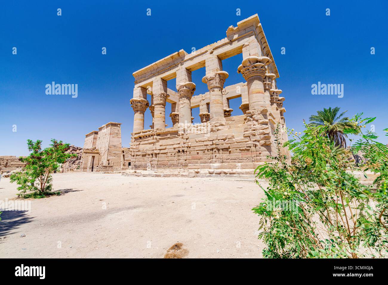 Cielo estivo limpido sopra l'antico chiosco di Traiano, il tempio di file, Assuan, Egitto Foto Stock