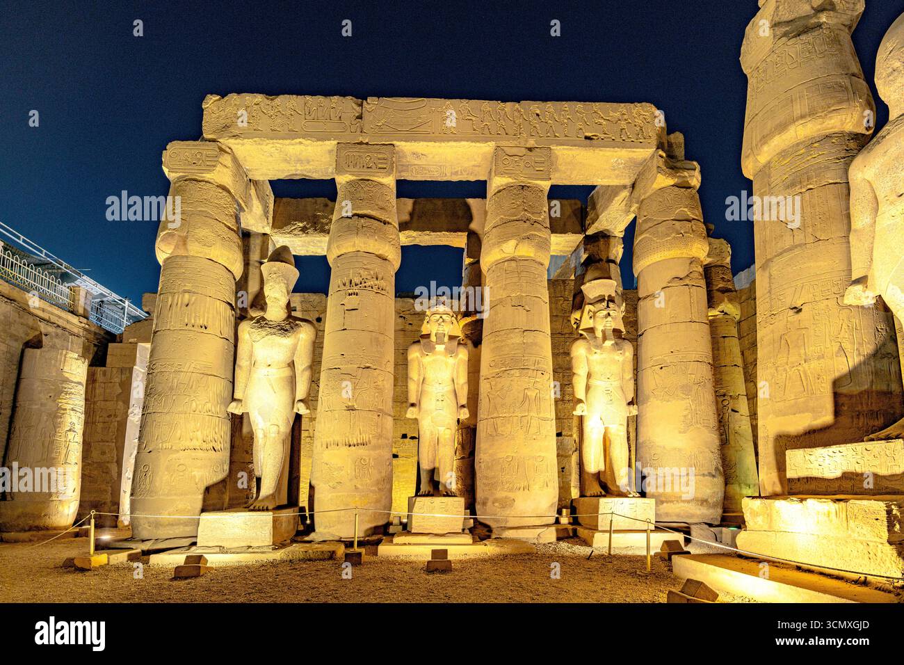 Colonne e statue del Tempio di Luxor, Luxor, Valle del Nilo, alto Egitto Foto Stock