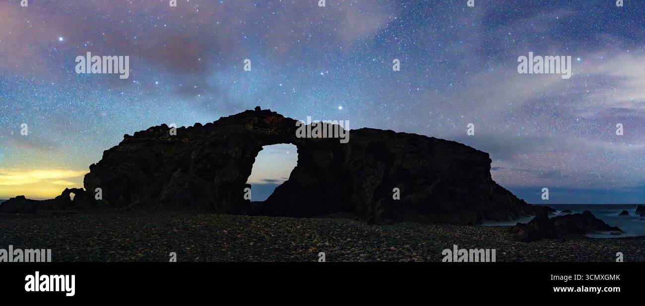 Sagoma del maestoso arco in pietra naturale Arco del Jurado sotto un cielo stellato, Fuerteventura, Isole Canarie, Spagna Foto Stock