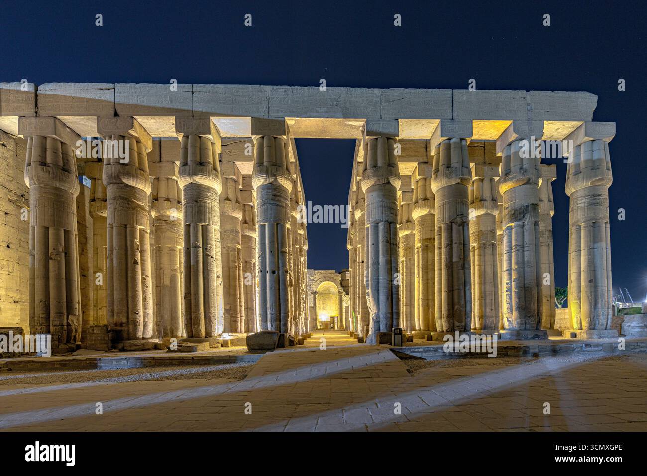 Colonne antiche, Tempio di Luxor, Valle del Nilo, alto Egitto Foto Stock