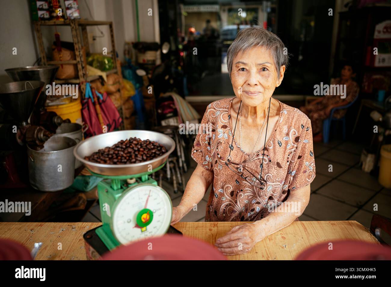 Ritratto di Ngoc al suo bar, Saigon, ho chi Minh City, Vietnam Foto Stock