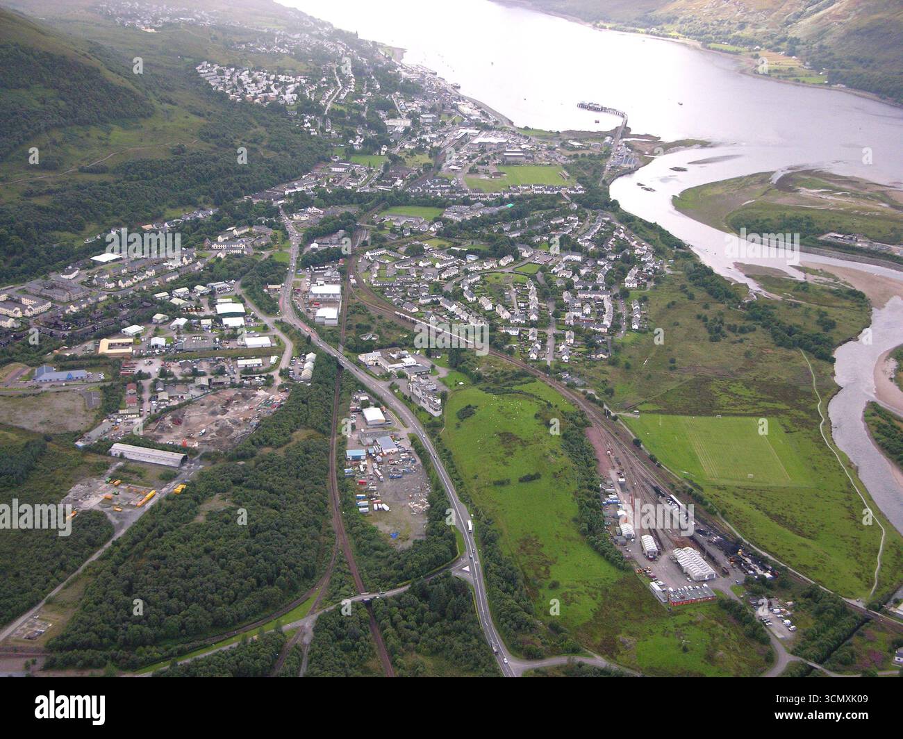 Vista aerea della città di Fort William nelle Highlands scozzesi. Questa vista da nord si affaccia sulla città verso Loch Linnhe Foto Stock