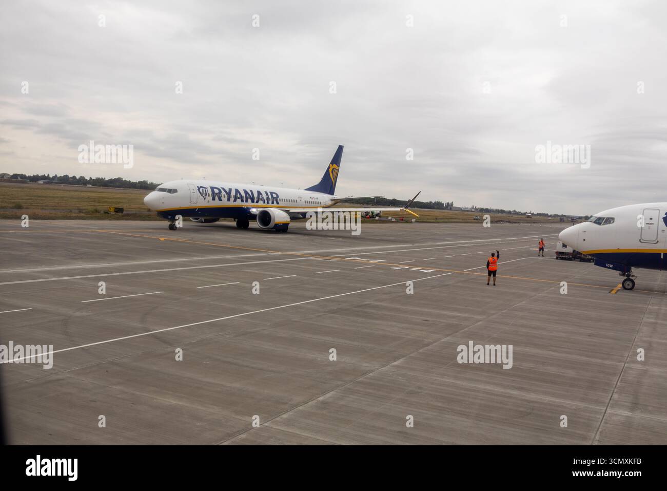 Fotografie di aeroplani commerciali su una pista aeroportuale, in preparazione all'imbarco e alla partenza Foto Stock