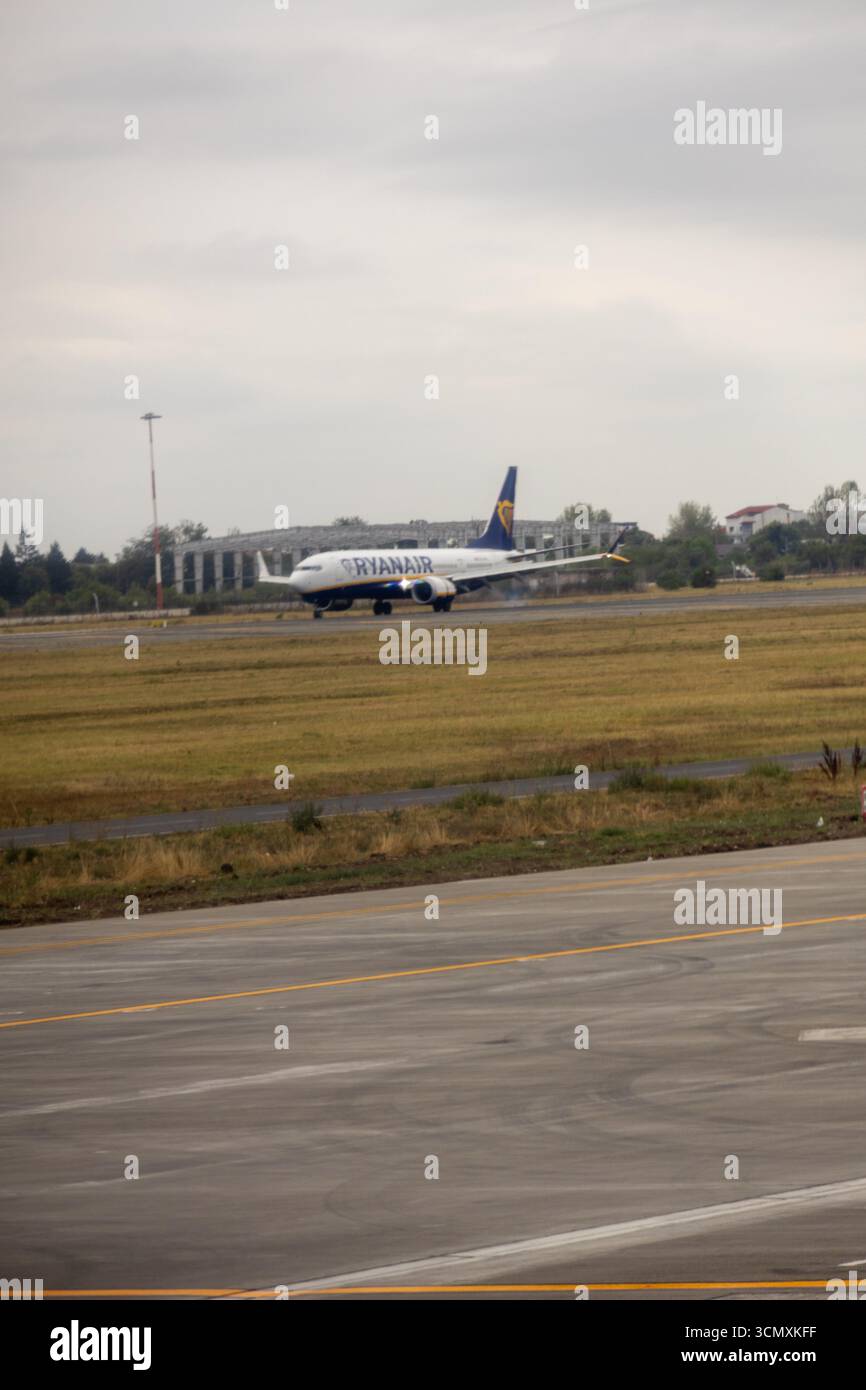 Fotografie di aeroplani commerciali su una pista aeroportuale, in preparazione all'imbarco e alla partenza Foto Stock
