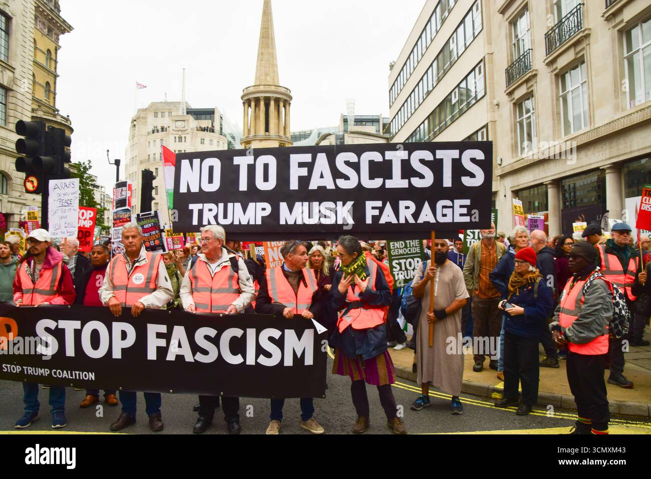Londra, Regno Unito. 17 settembre 2025. I manifestanti si riuniscono vicino al quartier generale della BBC all'inizio della protesta. Migliaia di persone hanno marciato contro Donald Trump nel centro di Londra mentre il presidente degli Stati Uniti è arrivato a Windsor per la sua seconda visita di stato nel Regno Unito. Crediti: Vuk Valcic/Alamy Live News Foto Stock