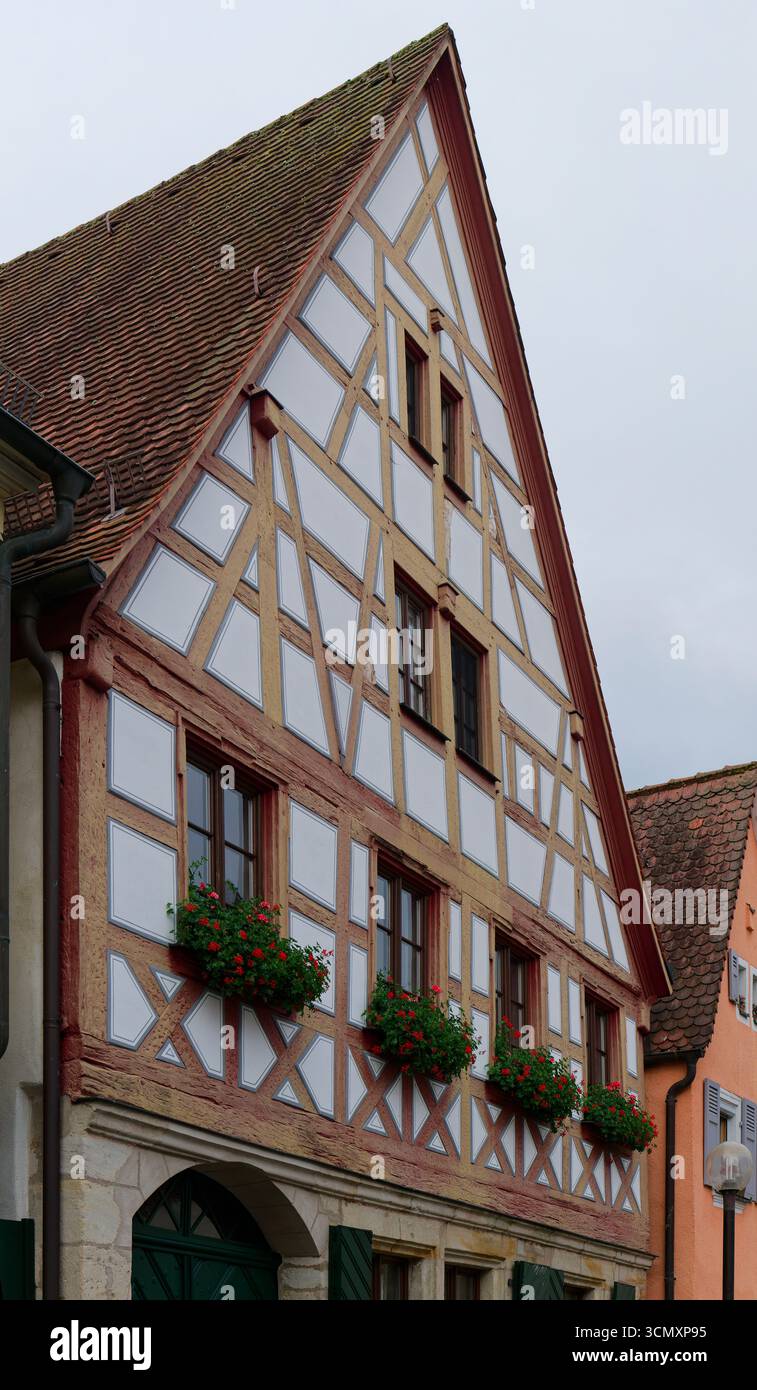 Casa a due piani con tetto spiovente, costruita nel 1576 e rinnovata nel XVIII secolo a Forchheim, Baviera, Germania Foto Stock