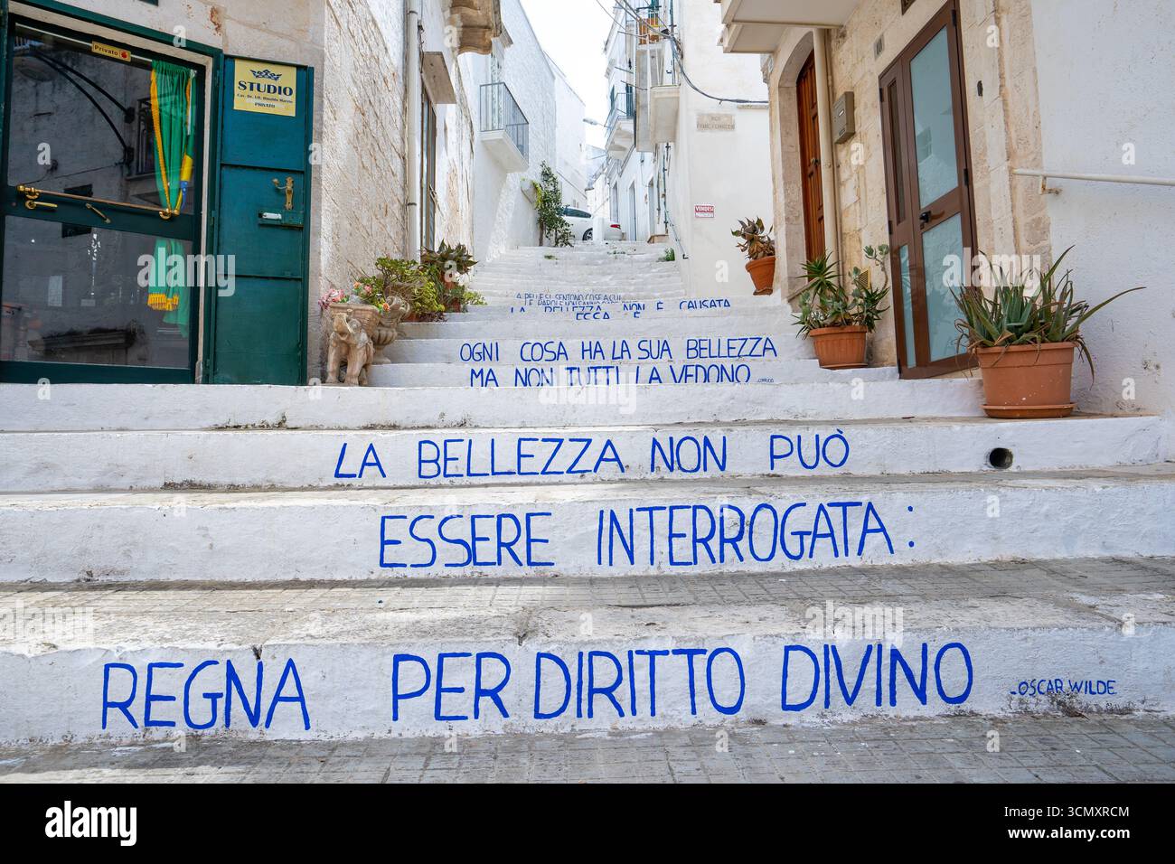 Ostuni, in Puglia, è conosciuta come la "città Bianca" per le sue case bianche. Arroccato su una collina, presenta affascinanti strade e vivaci piazze. Foto Stock