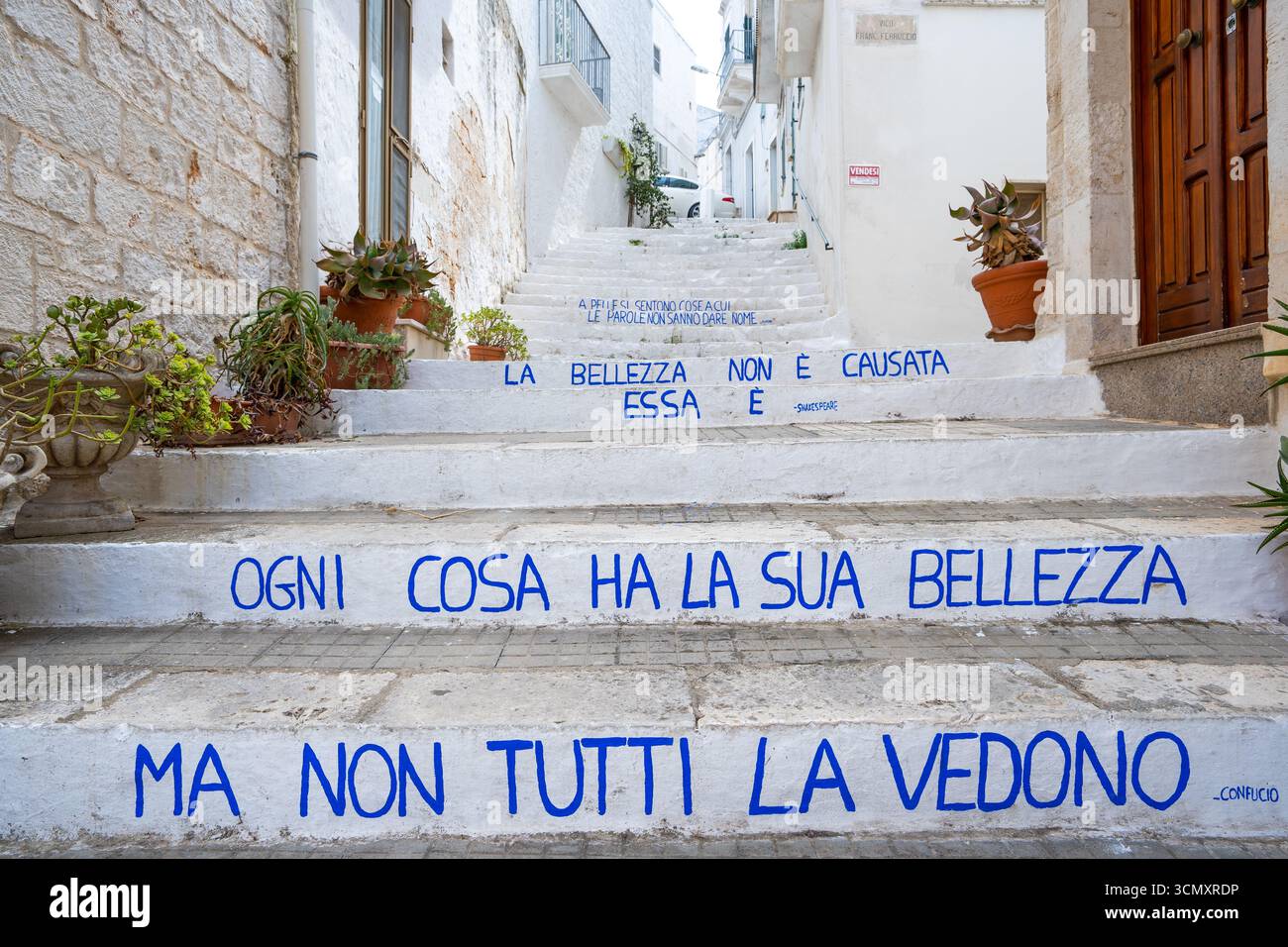 Ostuni, in Puglia, è conosciuta come la "città Bianca" per le sue case bianche. Arroccato su una collina, presenta affascinanti strade e vivaci piazze. Foto Stock