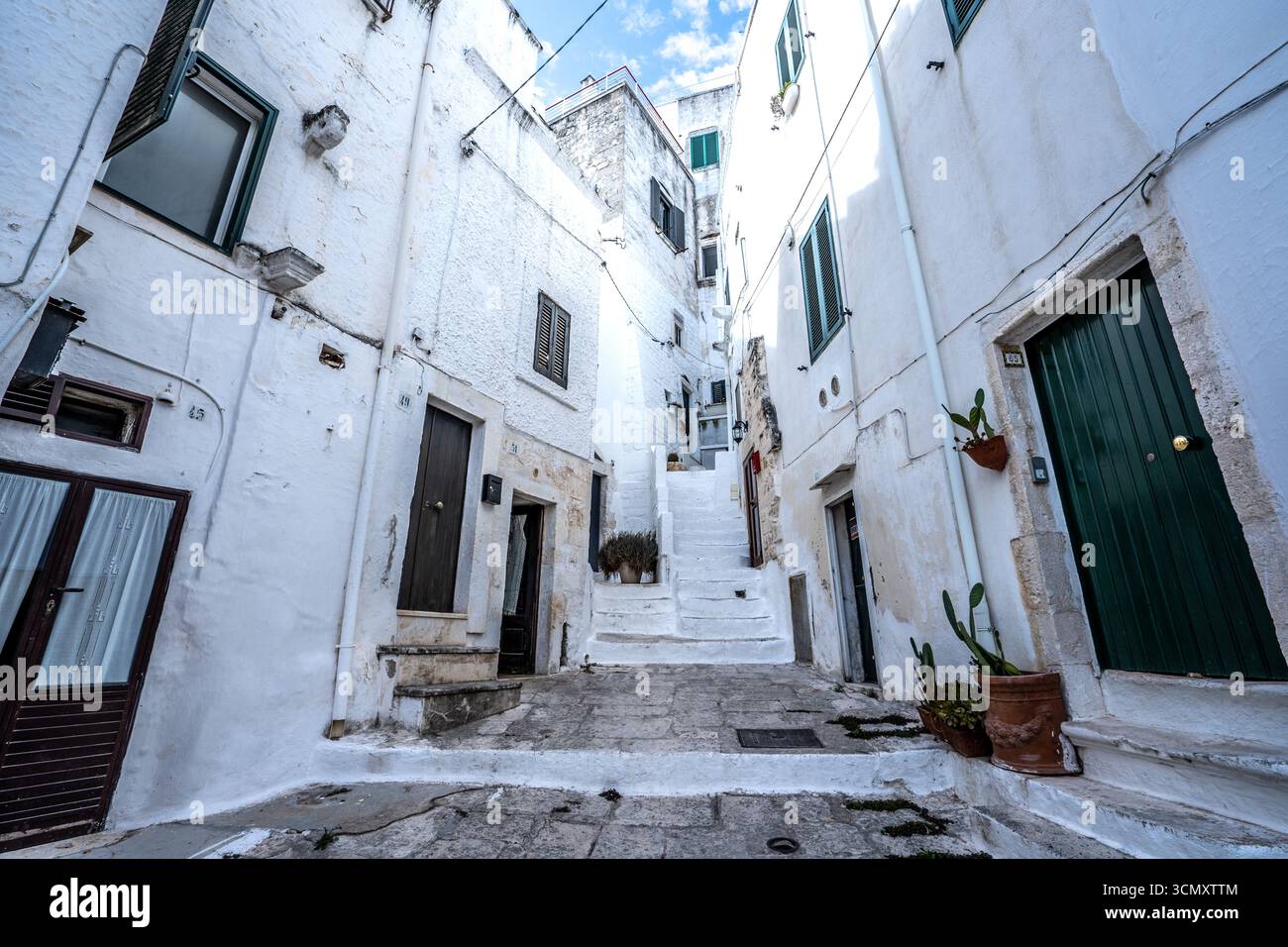 Ostuni, in Puglia, è conosciuta come la "città Bianca" per le sue case bianche. Arroccato su una collina, presenta affascinanti strade e vivaci piazze. Foto Stock