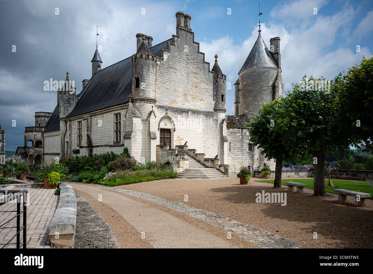 Riprese ampie del cortile e del Royal Logis a Loches, Francia, che mettono in risalto l'architettura medievale e lo spazio aperto del cortile. Foto Stock Riprese ampie del cortile e del Royal Logis a Loches, Francia, che mettono in risalto l'architettura medievale e lo spazio aperto del cortile. Foto Stock