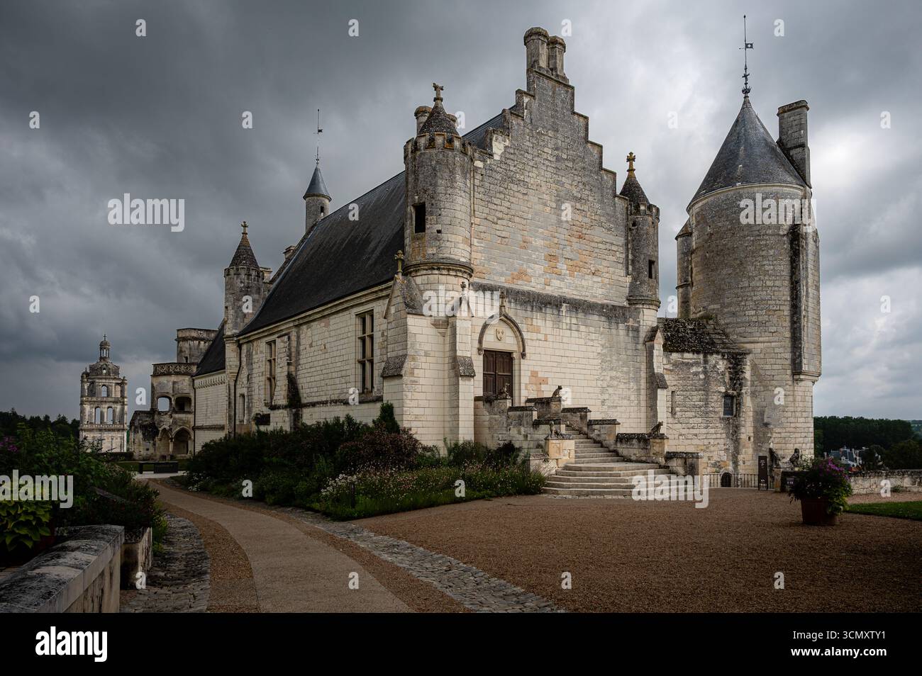 Primo piano a tutta larghezza del Royal Logis a Loches, Francia, che mostra l'architettura medievale e la facciata storica di questa residenza reale. Foto Stock Primo piano a tutta larghezza del Royal Logis a Loches, Francia, che mostra l'architettura medievale e la facciata storica di questa residenza reale. Foto Stock