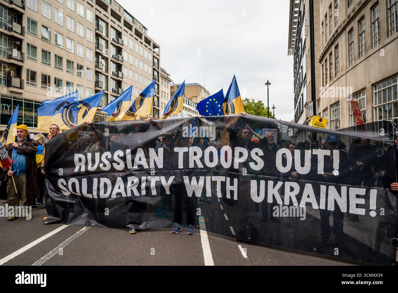 I manifestanti che trasportano "truppe russe fuori, bandiera di solidarietà con l'Ucraina in marcia di protesta contro la seconda visita di Stato del presidente Donald Trump, organizzano Foto Stock