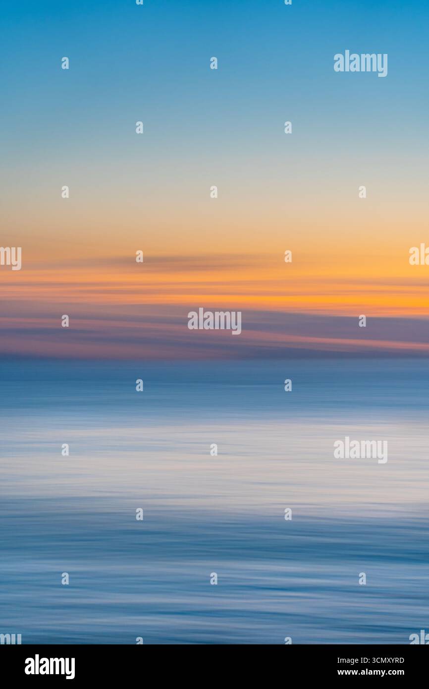 Mare astratto con onde fluide, sfumature di blu, turchese e bianco in un flusso sereno e sognante. Foto Stock