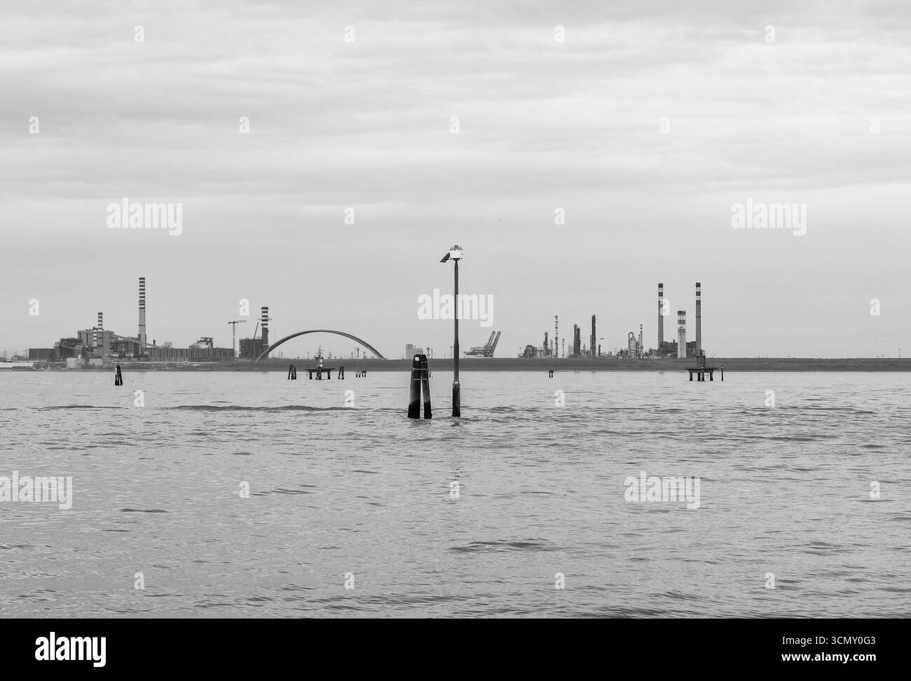 B&W Vista dell'area industriale di Fusina con la centrale termoelettrica Andrea Palladio (Enel) e il ponte ad arco di Ponte Bossi, Porto Marghera, Venezia, Italia Foto Stock