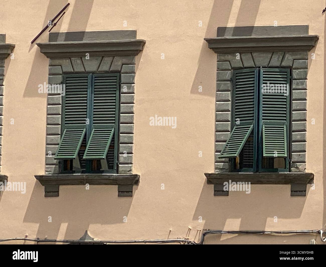 Molte case italiane e edifici più vecchi hanno persiane in legno per mantenere fresca la stanza durante l'estate e mantenere il calore in inverno. Il mos Foto Stock