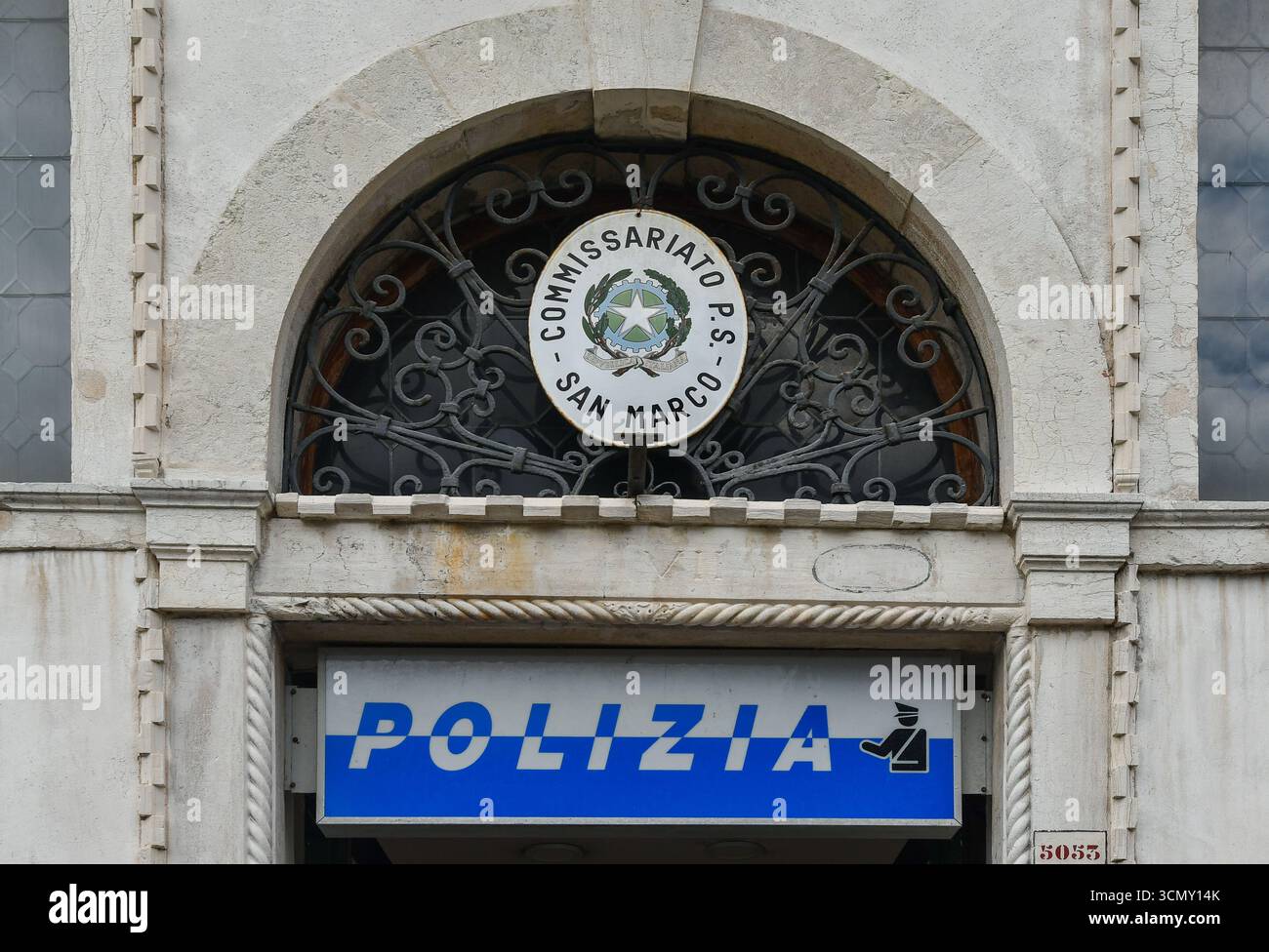 Dettagli architettonici e cartelli sulla porta d'ingresso della stazione di polizia Municipale di San Marco, nel sestiere di Castello, Venezia, Veneto, Italia Foto Stock