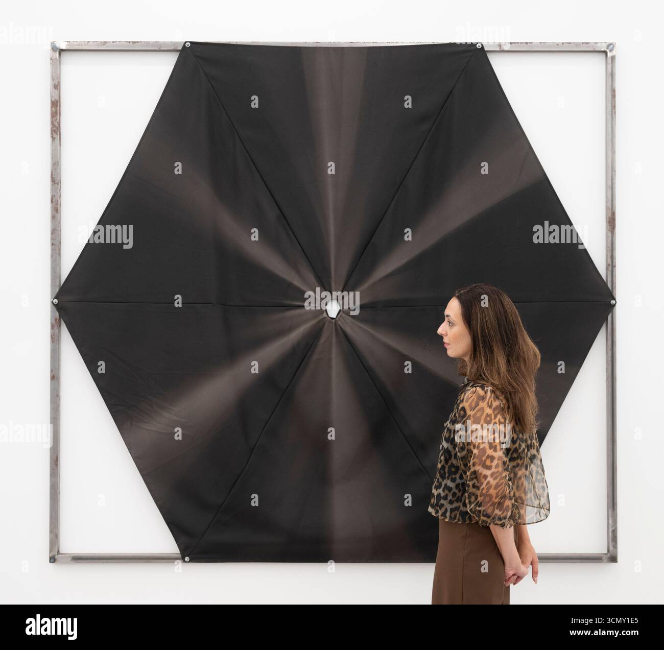 Elizabeth Xi Bauer Gallery, Londra, Regno Unito. 18 settembre 2025. Il duo di Alexandre da Cunha e Brian Griffiths "Home with a Man" va in scena fino al 28 settembre prendendo il titolo da un guazzo di Alexandre da Cunha, dalla sua prolifica serie Exile (2022 - in corso). Immagine: Alexandre da Cunha, Nerone i, 2019 (ombrellone da giardino sbiancato dal sole). Crediti: Malcolm Park/Alamy Live News Foto Stock