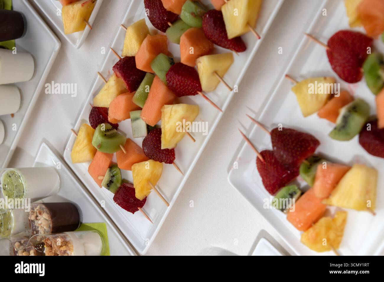 Buffet di nozze con assortimento di piatti e cibi vari, perfetto per feste, ricevimenti ed eventi eleganti. Foto Stock