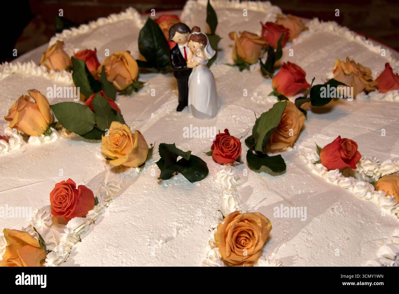 Elegante torta nuziale a più livelli, simbolo di matrimonio, celebrazione e festività Foto Stock