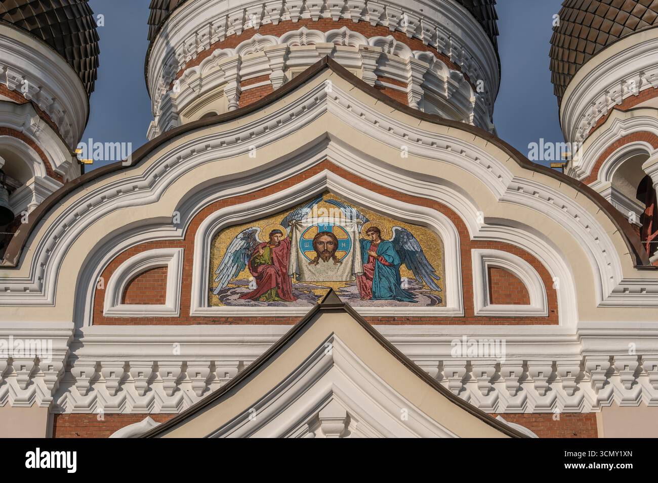 Immagine del mosaico sacro di Edessa con la faccia di Gesù Cristo su un panno e due angeli nella cattedrale Alexander Nevsky (Aleksander Nevski) nella città di Tallinn, Foto Stock