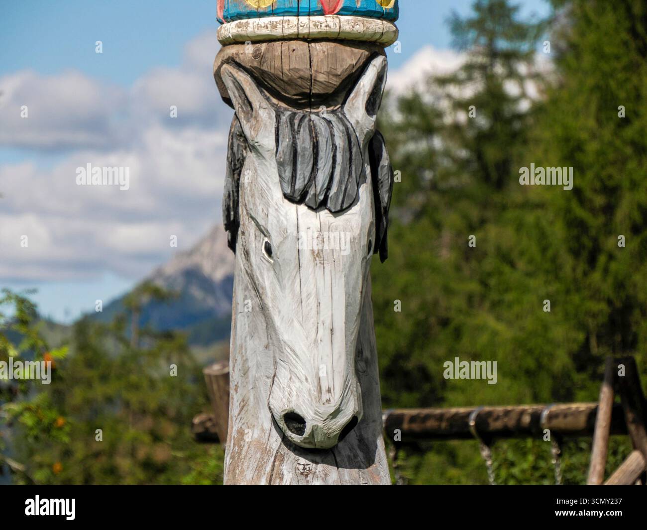 Un totem di legno autoctono da vicino Foto Stock