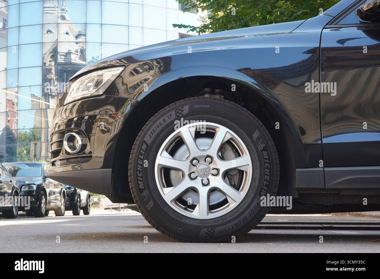 Bucarest, Romania – 10 agosto 2025: Primo piano della gomma Michelin sull'auto nera Audi Foto Stock