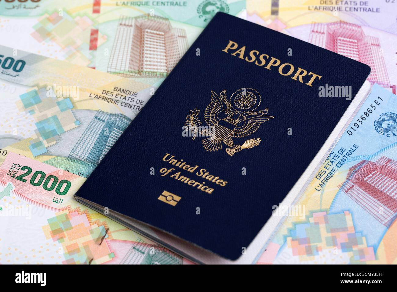 Passaporto americano sui soldi CFA dell'Africa centrale - franco Foto Stock