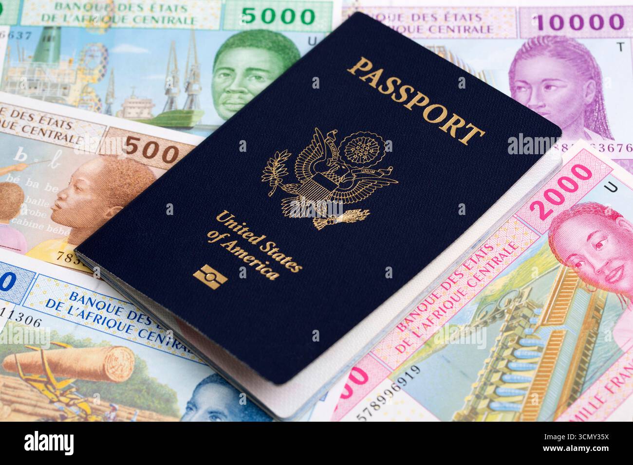 Passaporto americano sui soldi CFA dell'Africa centrale - franco Foto Stock