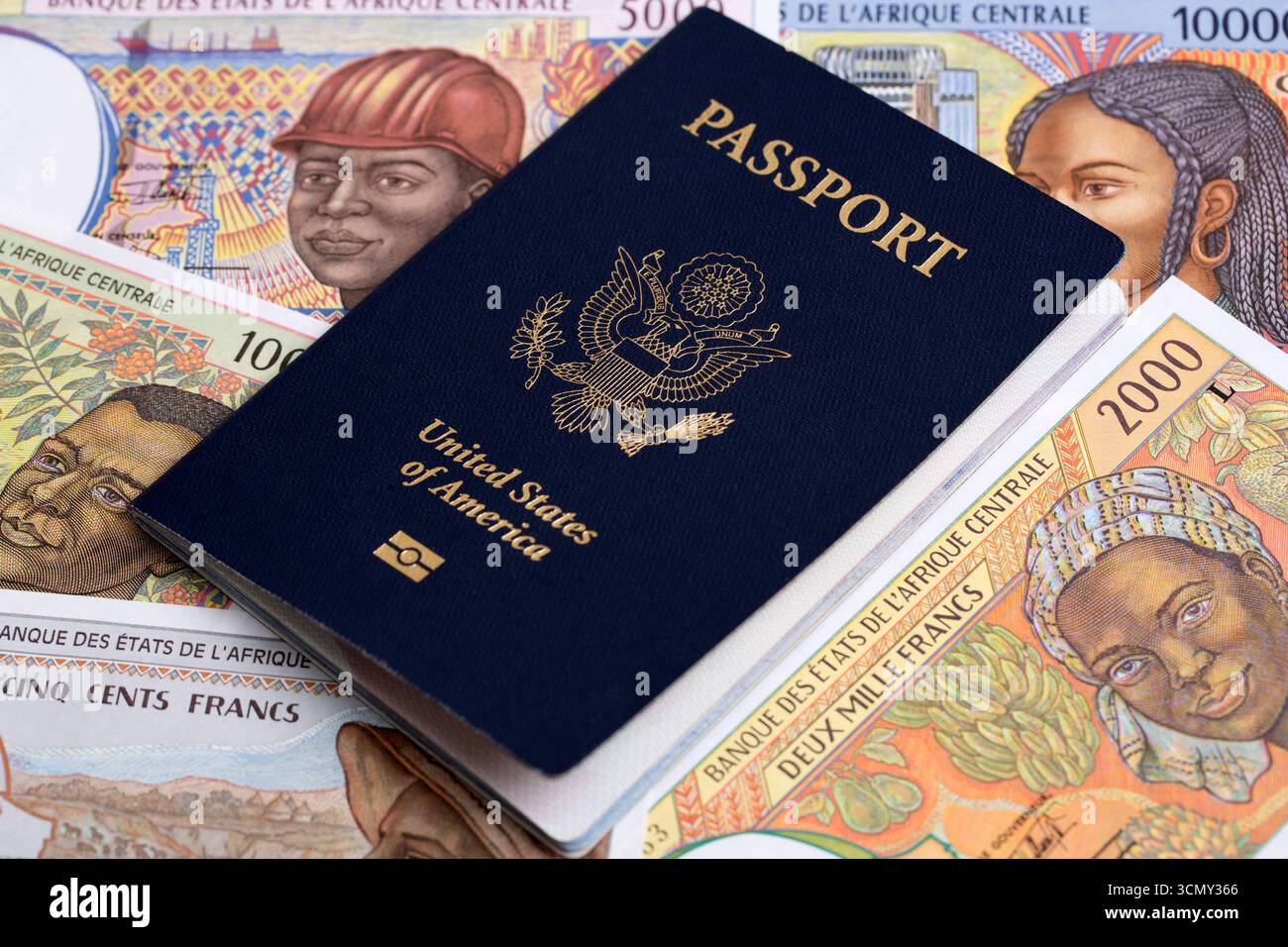 Passaporto americano sui soldi CFA dell'Africa centrale - franco Foto Stock