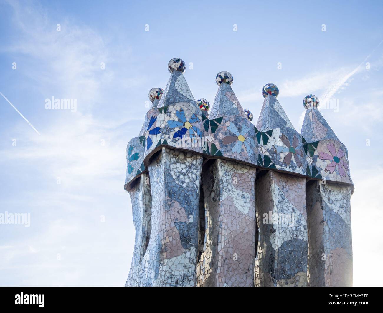 Lavori di piastrelle sul tetto di Casa Battló, a Barcellona, Spagna. Foto Stock