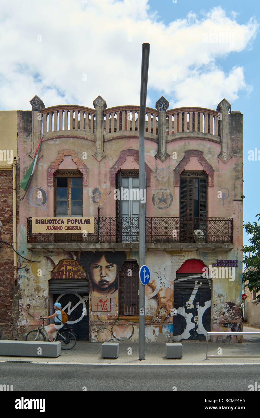 Viladecans, Barcellona - 17 settembre 2025: La fotografia cattura l'architettura di un edificio bibliotecario con espressioni di arte urbana, che riflettono l'architettura di un edificio bibliotecario Foto Stock