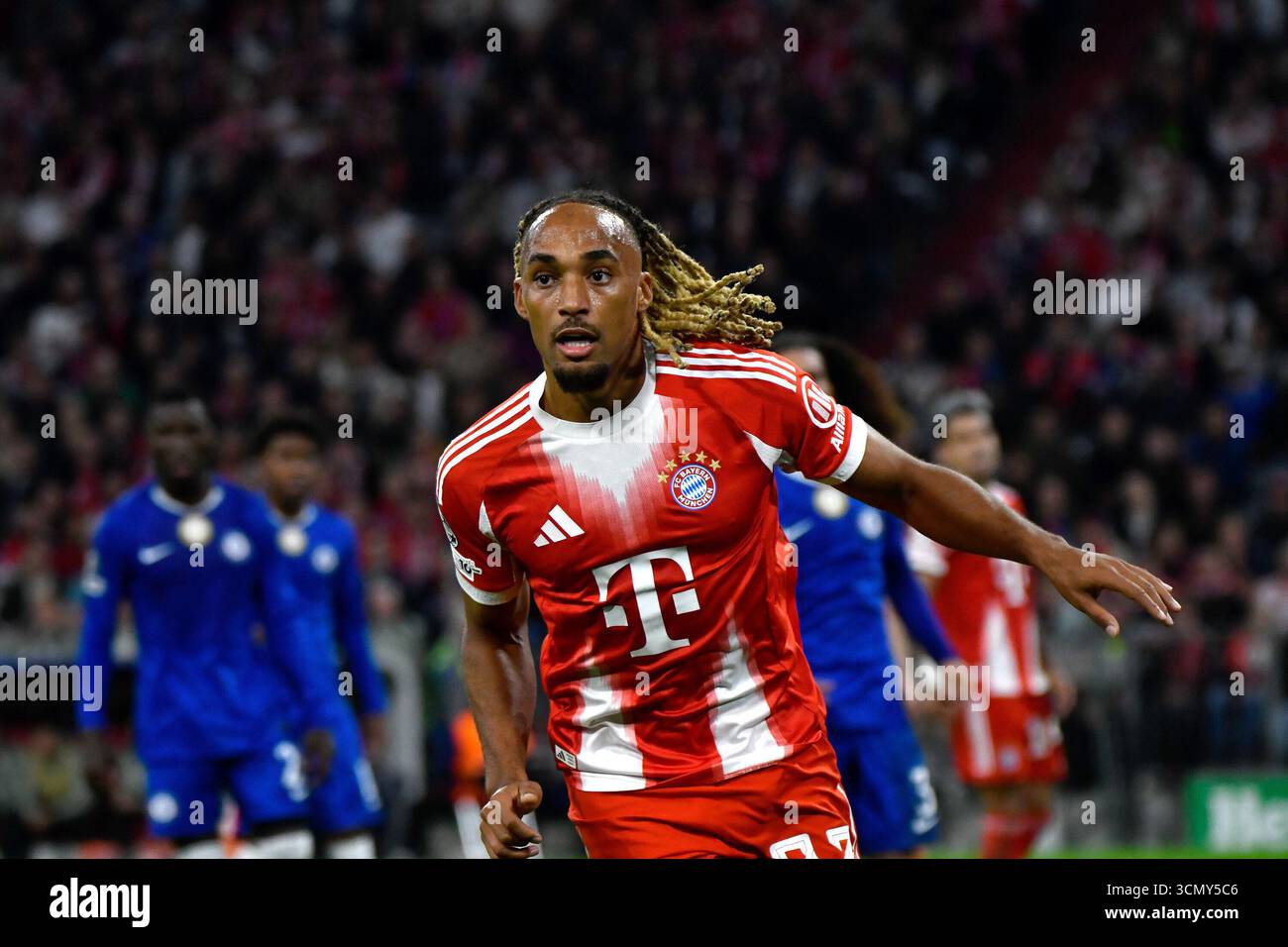 Monaco di Baviera, Germania. 18 settembre 2025. 17.09.2025, Allianz Arena, Monaco di Baviera, Champions League, FC Bayern Monaco vs FC Chelsea, nella foto: Sacha Boey (Monaco di Baviera) credito: dpa/Alamy Live News Foto Stock