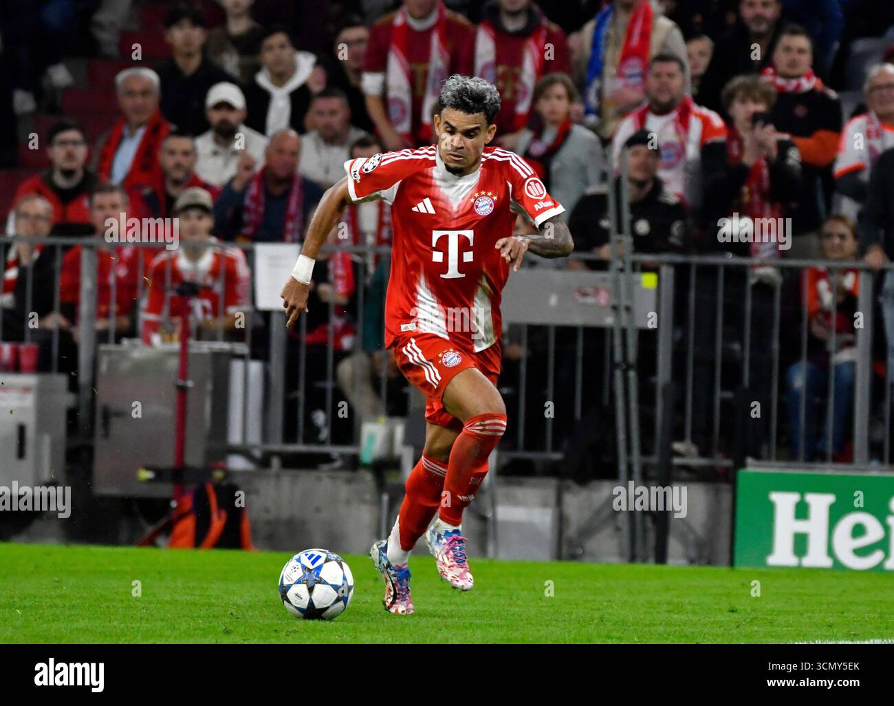 Monaco di Baviera, Germania. 18 settembre 2025. 17.09.2025, Allianz Arena, Monaco di Baviera, Champions League, FC Bayern Monaco vs FC Chelsea, nella foto: Luis Diaz (Monaco di Baviera) credito: dpa/Alamy Live News Foto Stock