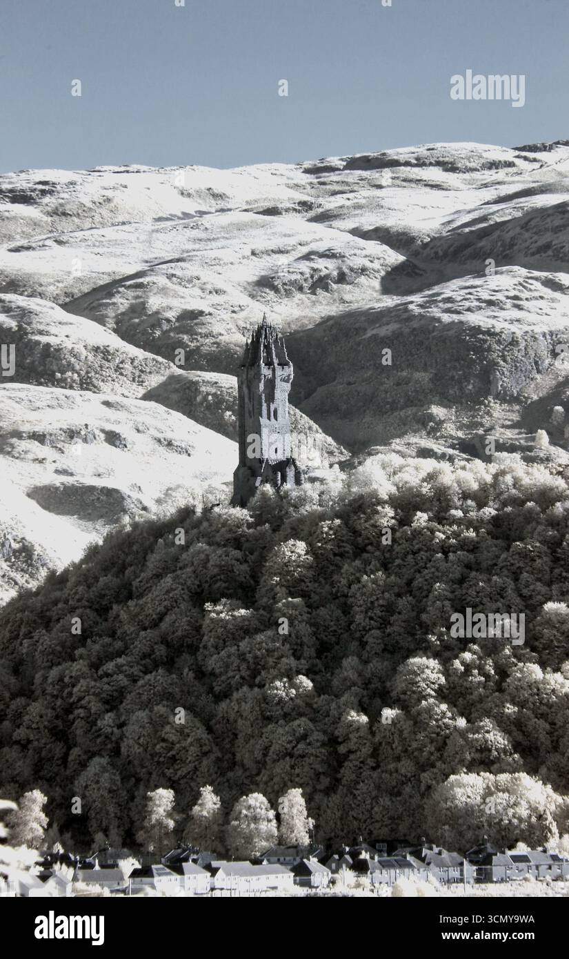 Il National Wallace Monument a colori a infrarossi: Stirling Castle Car Park, Stirling, Scozia Regno Unito Foto Stock